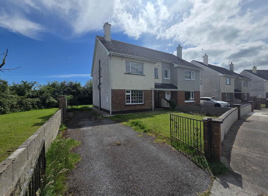 7 Knockroe Court, Castlerea, F45H562