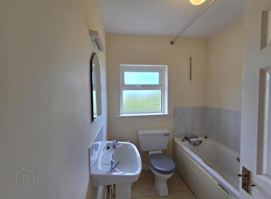 7 Knockroe Court, Castlerea, F45H562