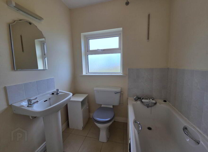 7 Knockroe Court, Castlerea, F45H562