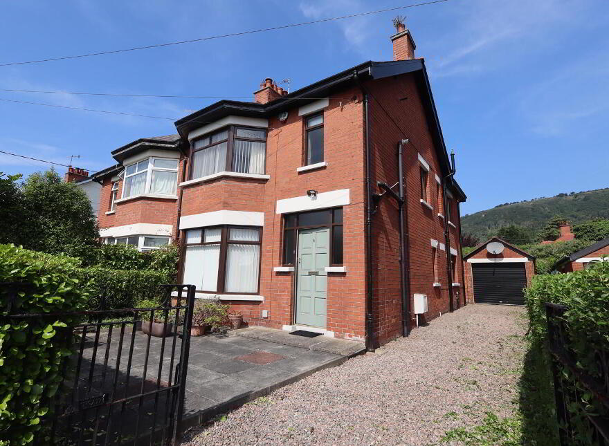 4 Goldenview Park, Carrickfergus, BT38 8RS
