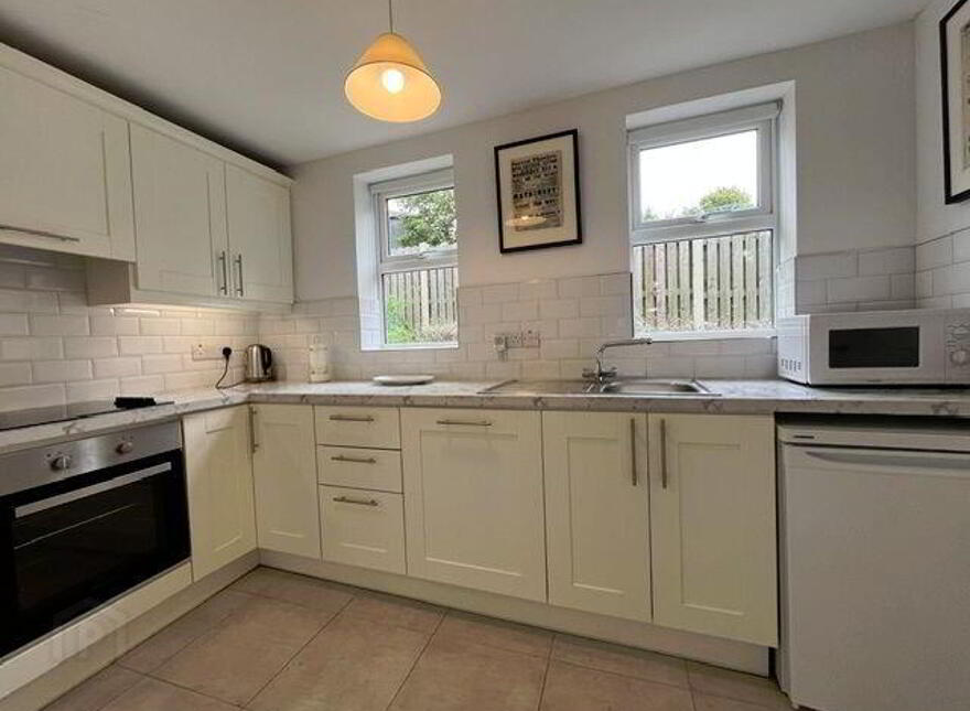 2 Pier Road, Schull, P81A336