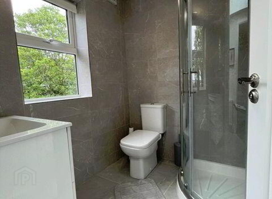 2 Pier Road, Schull, P81A336