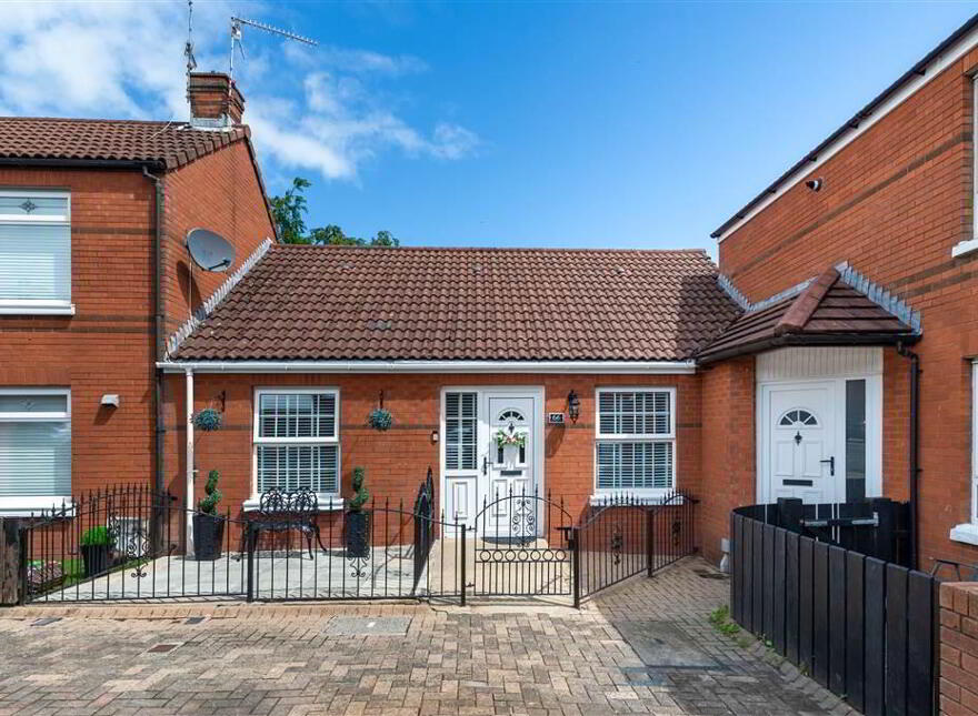 66 Woodside View, Dunmurry, Belfast, BT17 0SU