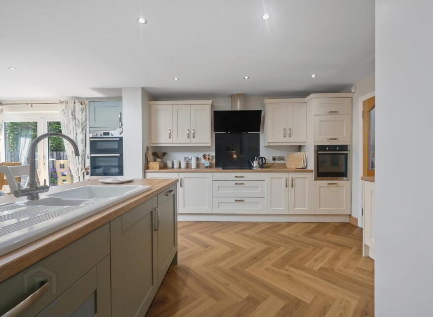 14 Baronscourt Gardens, Carryduff, Belfast, BT8 8EW