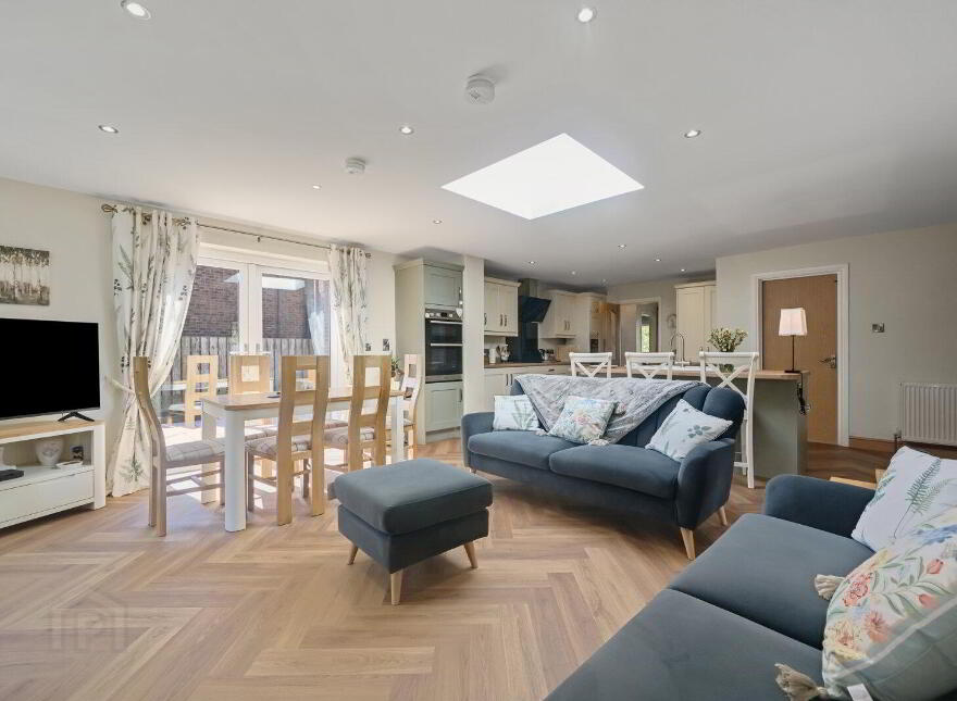 14 Baronscourt Gardens, Carryduff, Belfast, BT8 8EW