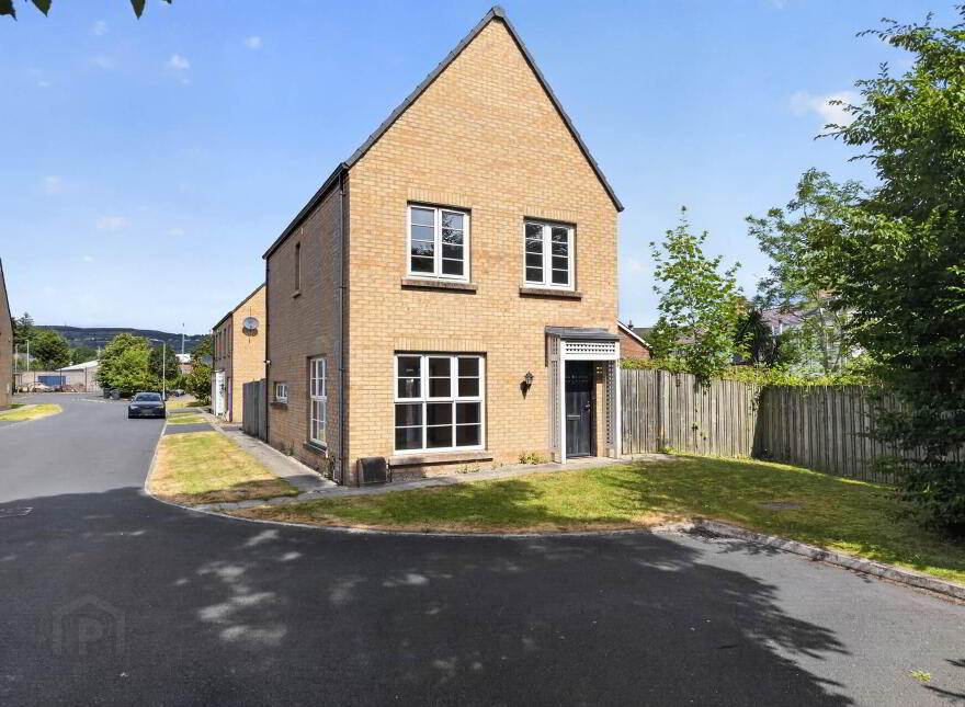 9 Eaton Court, Dunmurry, Belfast, BT17 9FT