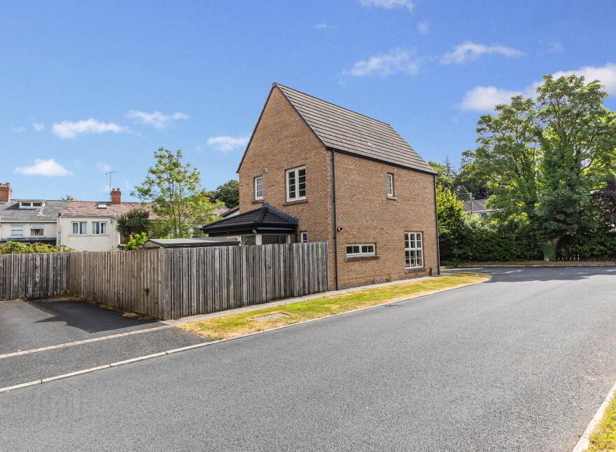 9 Eaton Court, Dunmurry, Belfast, BT17 9FT