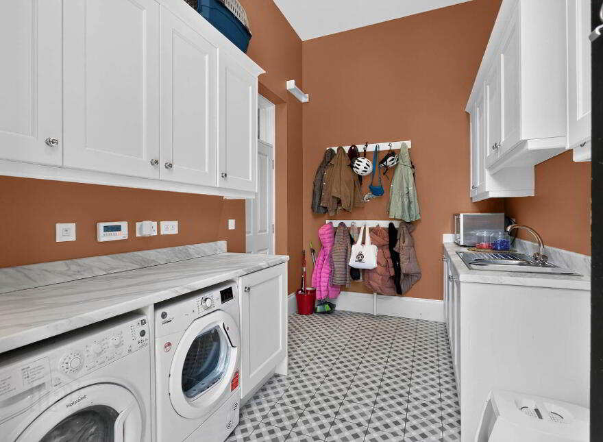 6 Ishbel Gardens, Belvoir Park, Belfast, BT8 8FT