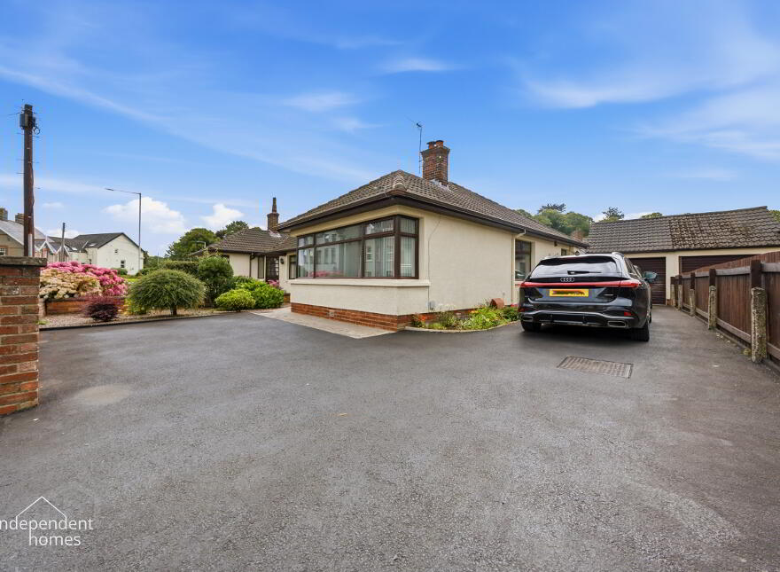 75 Victoria Road, Larne, BT40 1LY photo