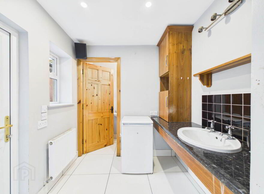 54 Main Street, Carrick-On-Suir, E32N275