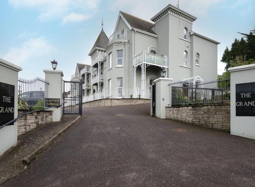 Apartment 2 The Grand, Crosshaven, P43WD62 photo