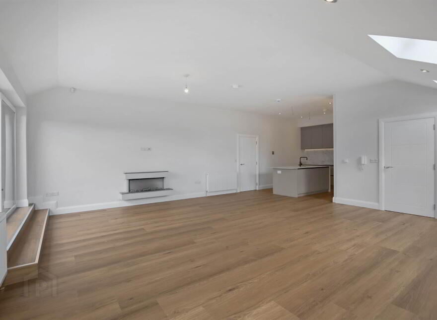 Apt 9, 132 Hillsborough Road, Lisburn, BT27 5QY