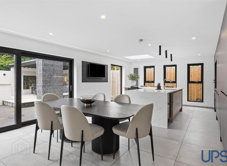 9 Coolnasilla Gardens, Glen Road, Belfast, BT11 8LE