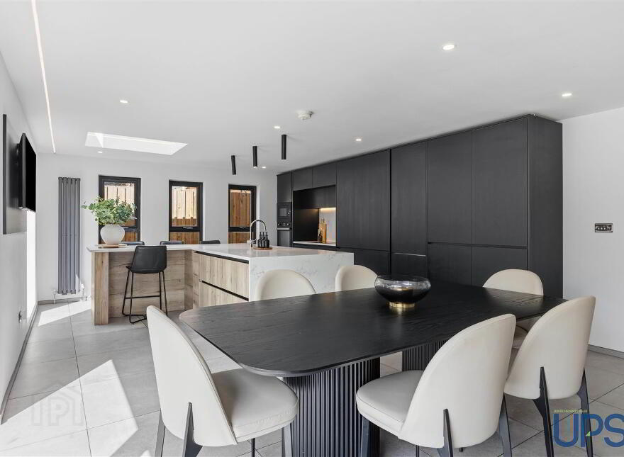 9 Coolnasilla Gardens, Glen Road, Belfast, BT11 8LE