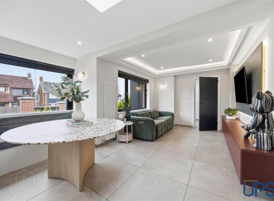 9 Coolnasilla Gardens, Glen Road, Belfast, BT11 8LE