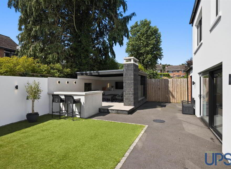 9 Coolnasilla Gardens, Glen Road, Belfast, BT11 8LE