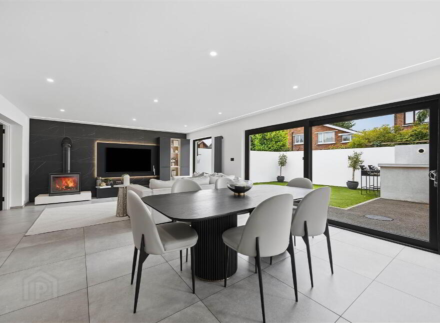 9 Coolnasilla Gardens, Glen Road, Belfast, BT11 8LE