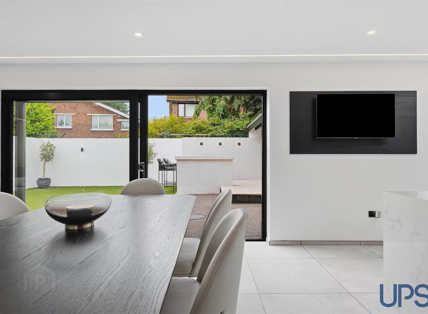 9 Coolnasilla Gardens, Glen Road, Belfast, BT11 8LE