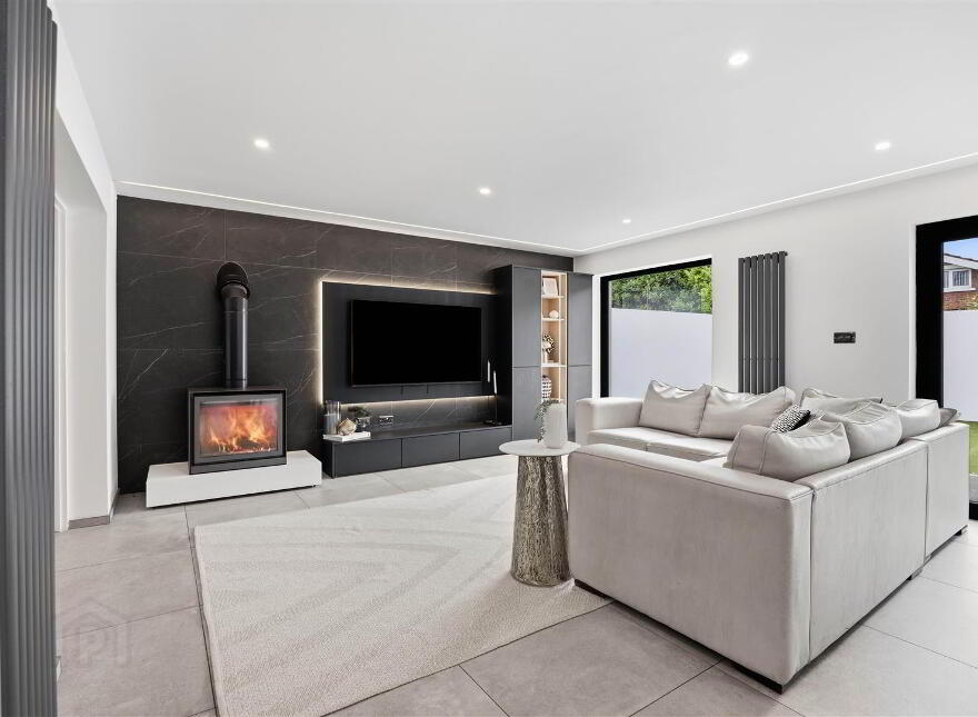 9 Coolnasilla Gardens, Glen Road, Belfast, BT11 8LE