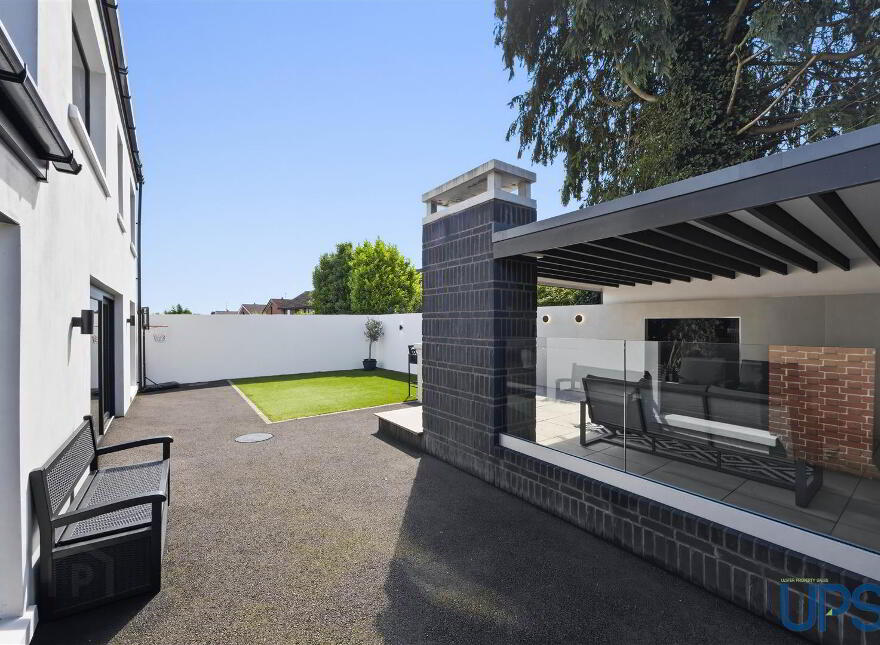 9 Coolnasilla Gardens, Glen Road, Belfast, BT11 8LE