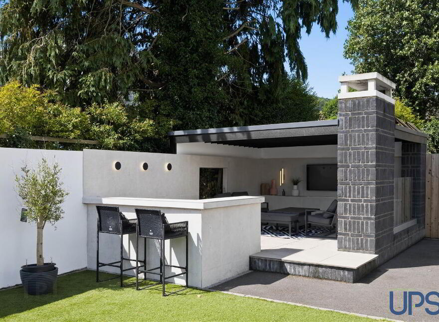 9 Coolnasilla Gardens, Glen Road, Belfast, BT11 8LE