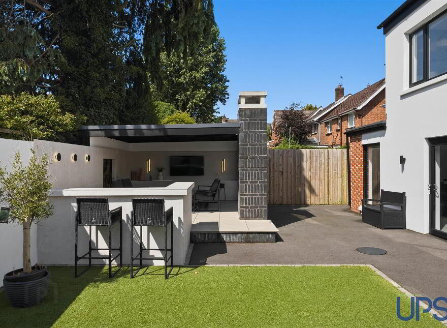 9 Coolnasilla Gardens, Glen Road, Belfast, BT11 8LE