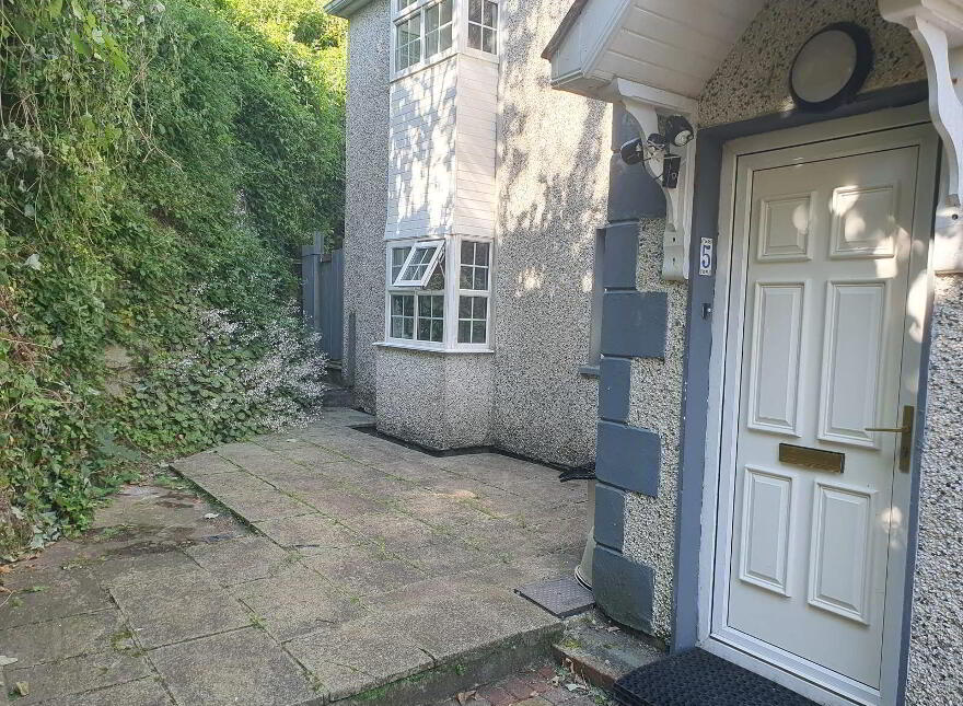 5 Pier View Apartments, Courtmacsherry, P72VH58