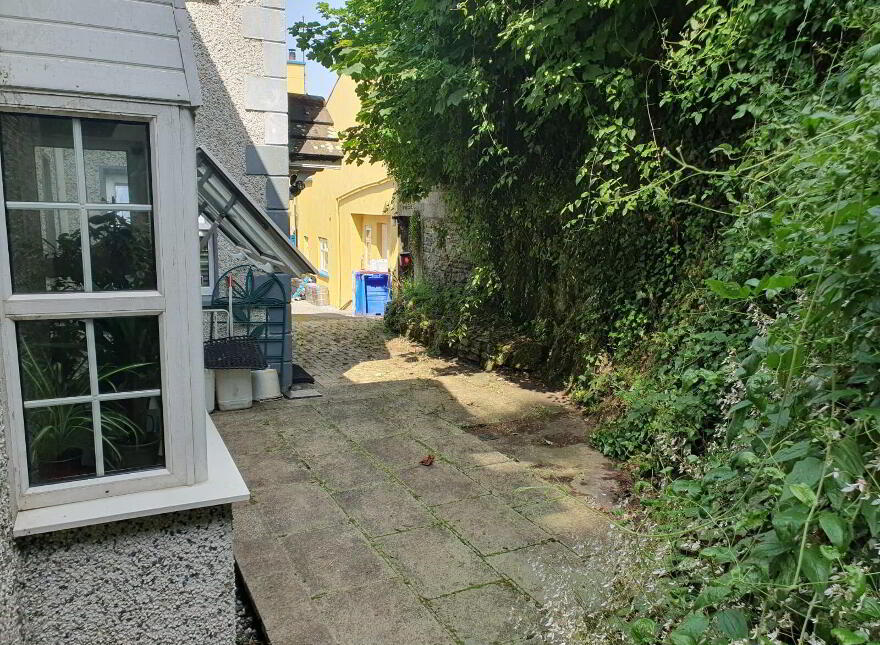 5 Pier View Apartments, Courtmacsherry, P72VH58