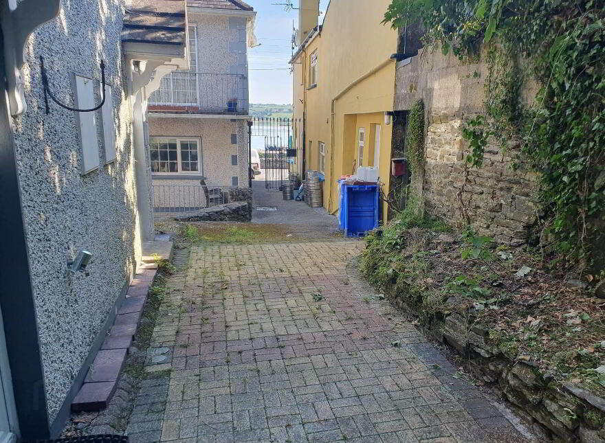 5 Pier View Apartments, Courtmacsherry, P72VH58