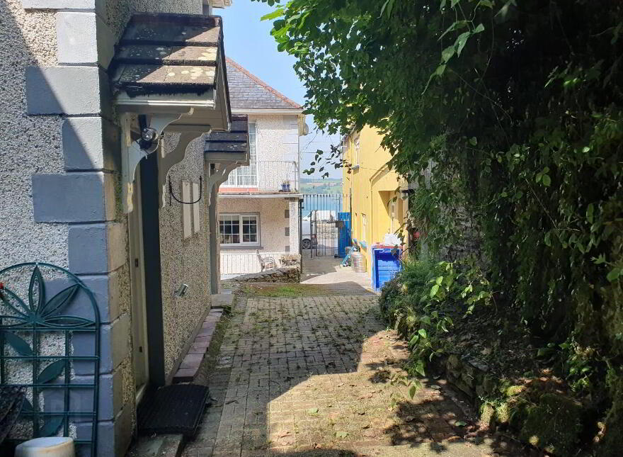 5 Pier View Apartments, Courtmacsherry, P72VH58