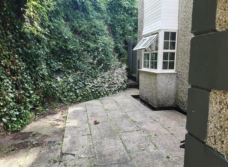5 Pier View Apartments, Courtmacsherry, P72VH58