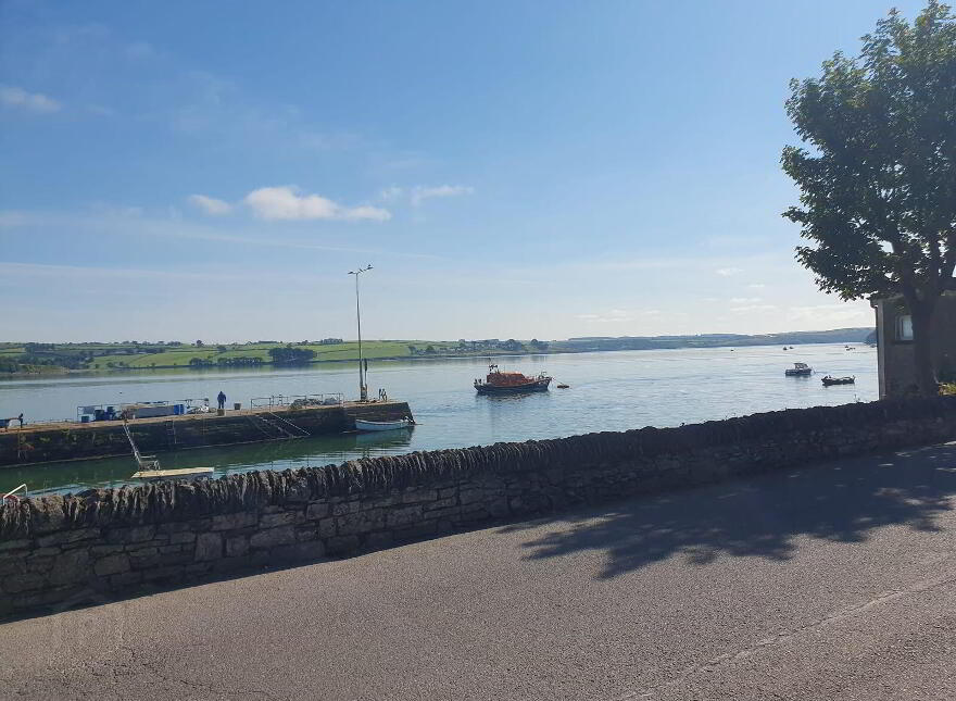 5 Pier View Apartments, Courtmacsherry, P72VH58