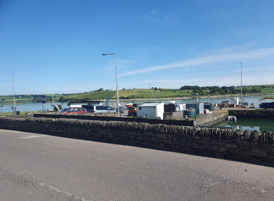 5 Pier View Apartments, Courtmacsherry, P72VH58