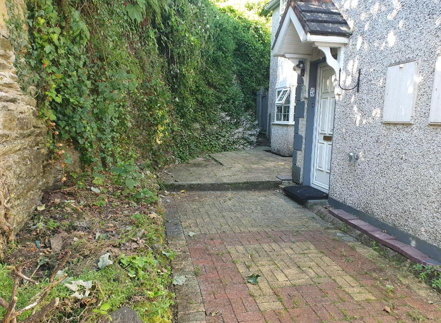5 Pier View Apartments, Courtmacsherry, P72VH58