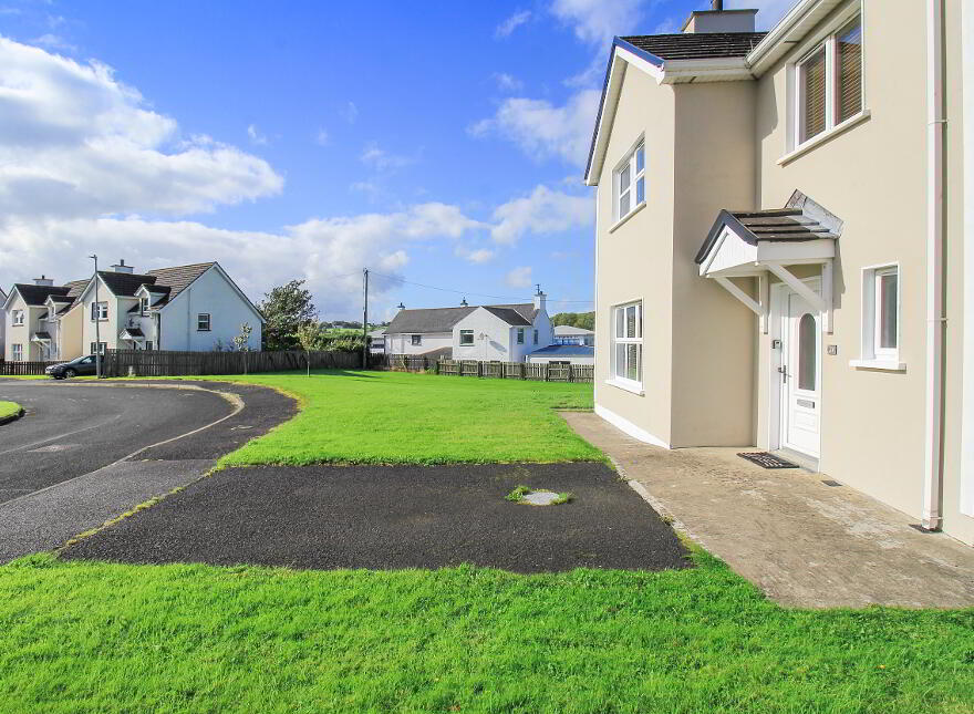 27 Orchard Grove, Newtowncunningham, F93W326