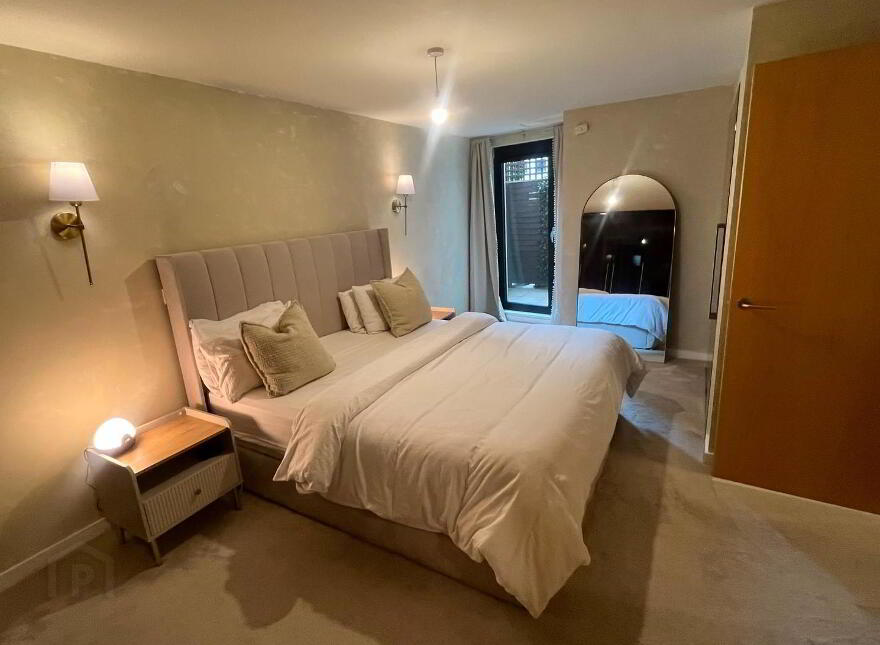 18 Queens Square, Belfast, BT1 3FF