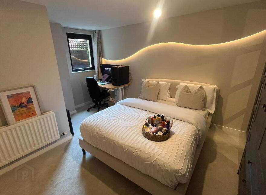 18 Queens Square, Belfast, BT1 3FF