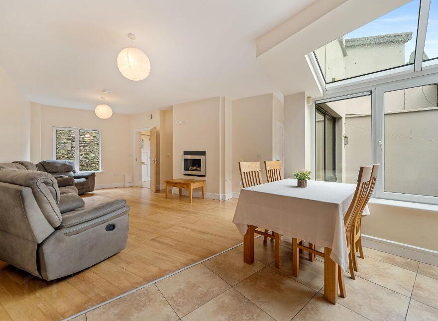 5 The Shambles, Allen Square, Bandon, P72FE06