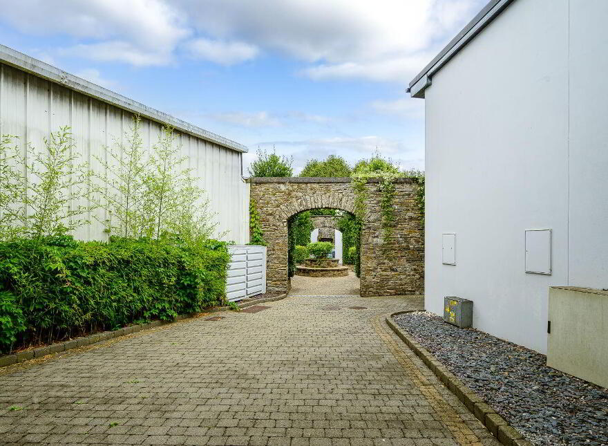 5 The Shambles, Allen Square, Bandon, P72FE06