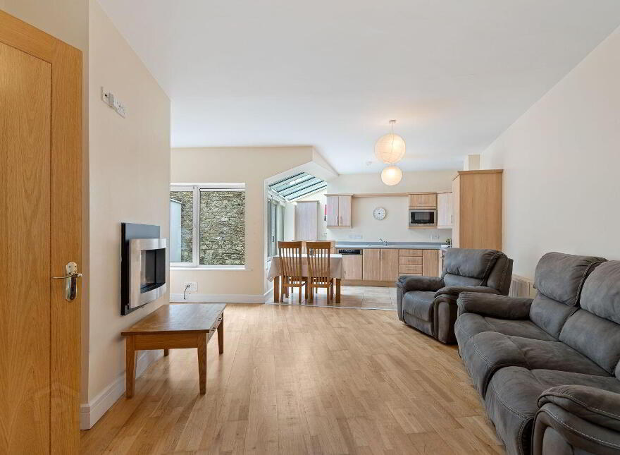 5 The Shambles, Allen Square, Bandon, P72FE06
