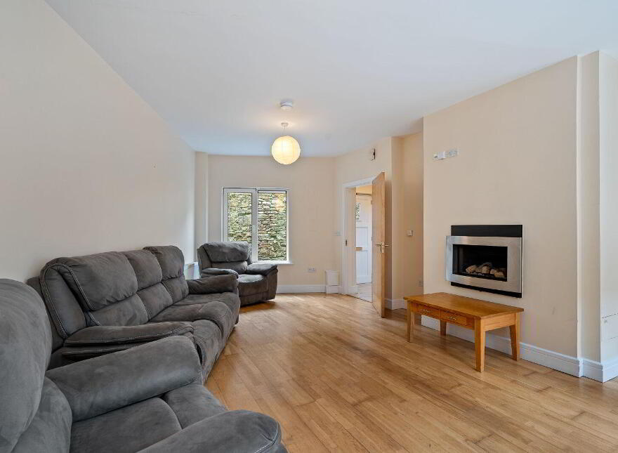 5 The Shambles, Allen Square, Bandon, P72FE06