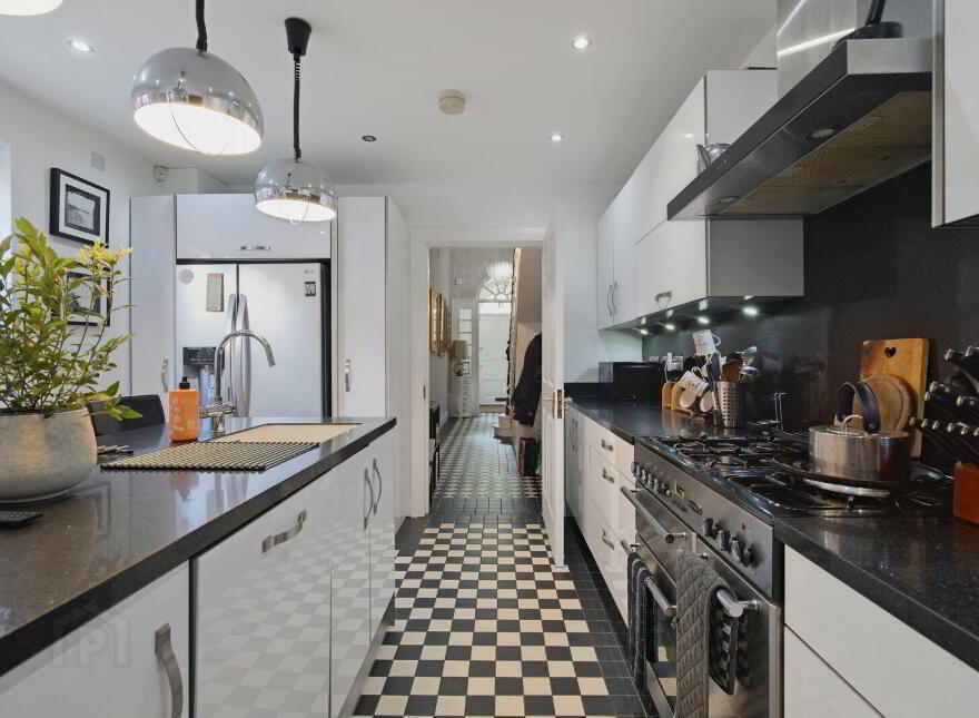 9 Wellington Park, Belfast, BT9 6DJ