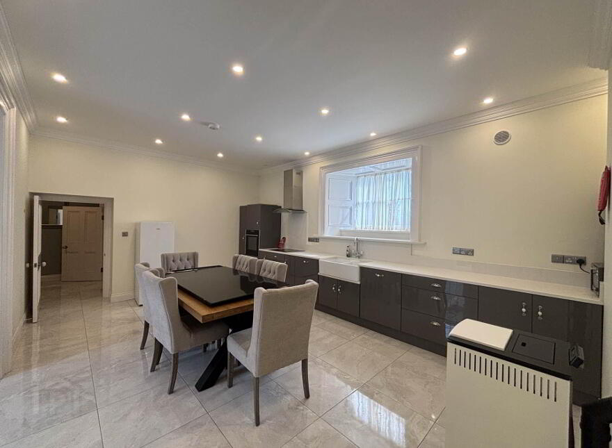 2 John`s Mall, Birr, R42XW21