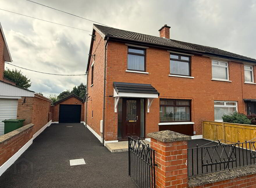 25 Rosslyn Park, Lisburn, BT28 1UP