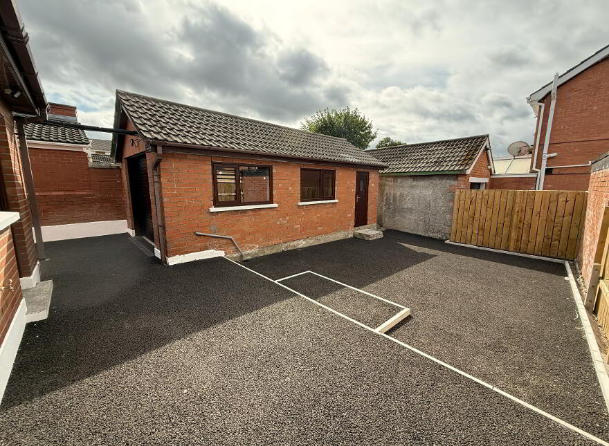25 Rosslyn Park, Lisburn, BT28 1UP