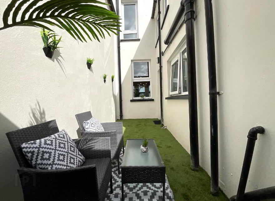 79 Bloomfield Avenue, Belfast, BT5 5AA