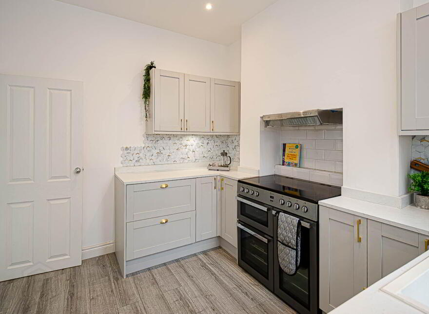 33 Woodcot Avenue, Bloomfield/ Ballyhackamore, Belfast, BT5 5JB