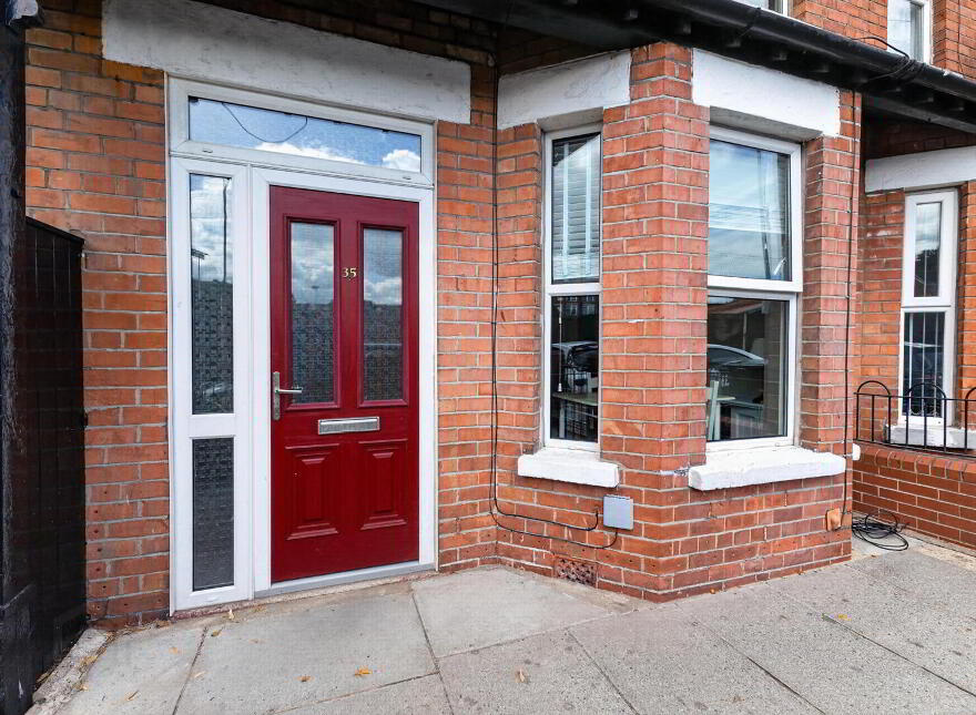 35 Dundela Crescent, Belfast, BT4 3BN