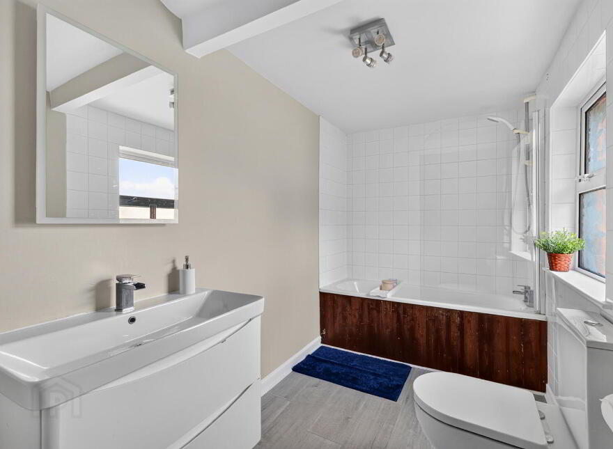35 Dundela Crescent, Belfast, BT4 3BN