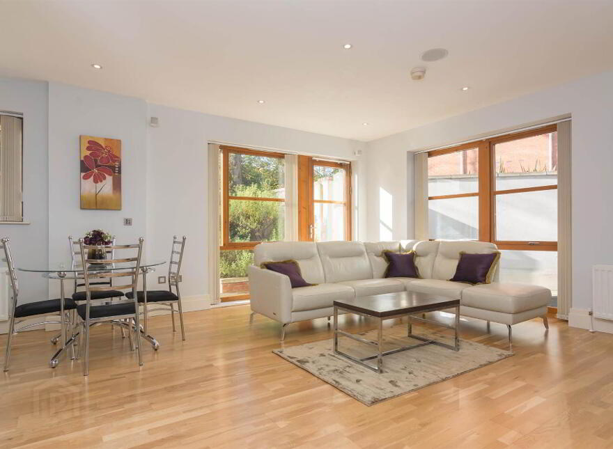 E1 Apartment The Elms, Malone Square, 77B Malone Road, Belfast, BT9 6SB
